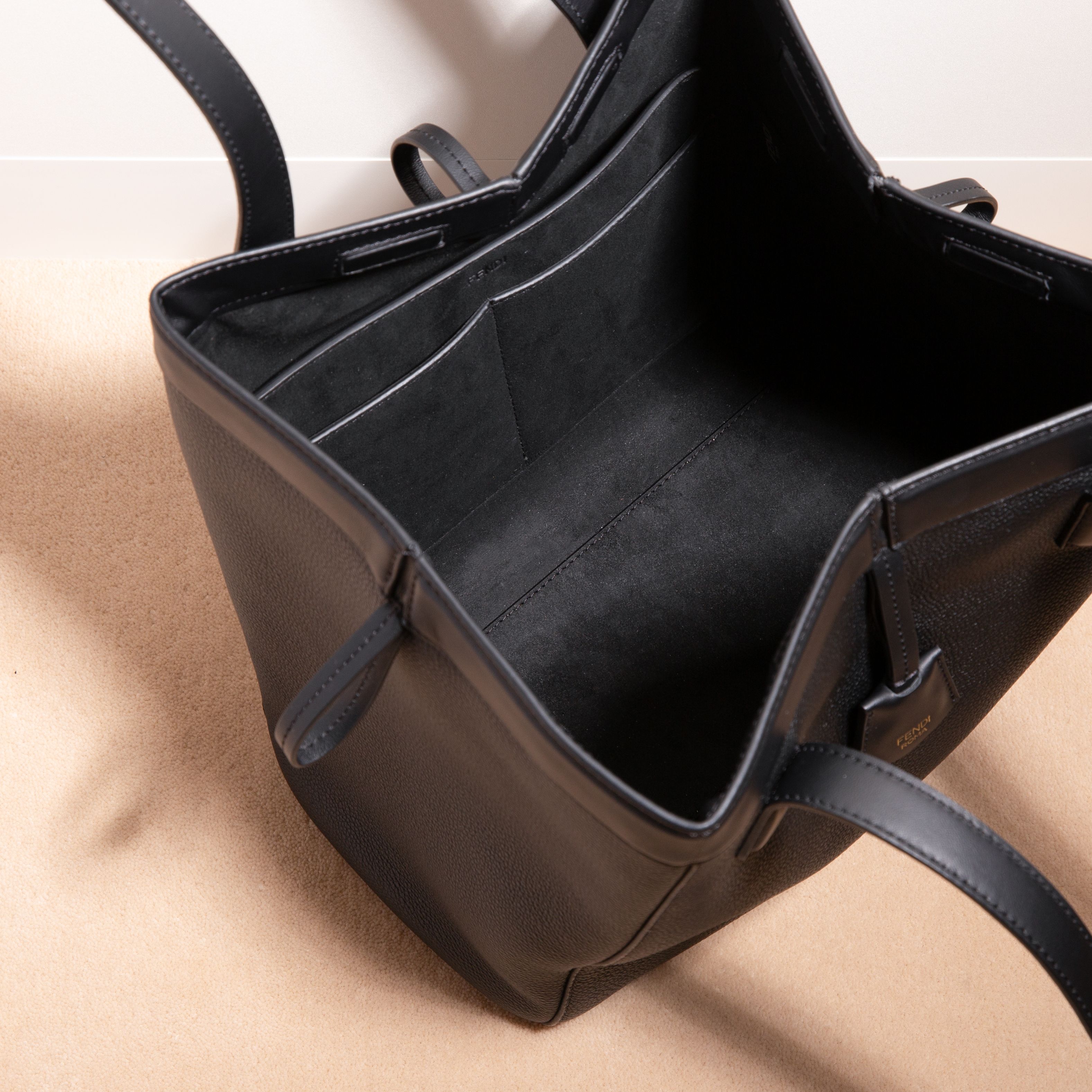 週末限定値下げ⭐︎新品未使用 正規品)) FENDI origamiオリガミ フェンディ新作】トートがバケットに変身する2wayバッグ「FENDI