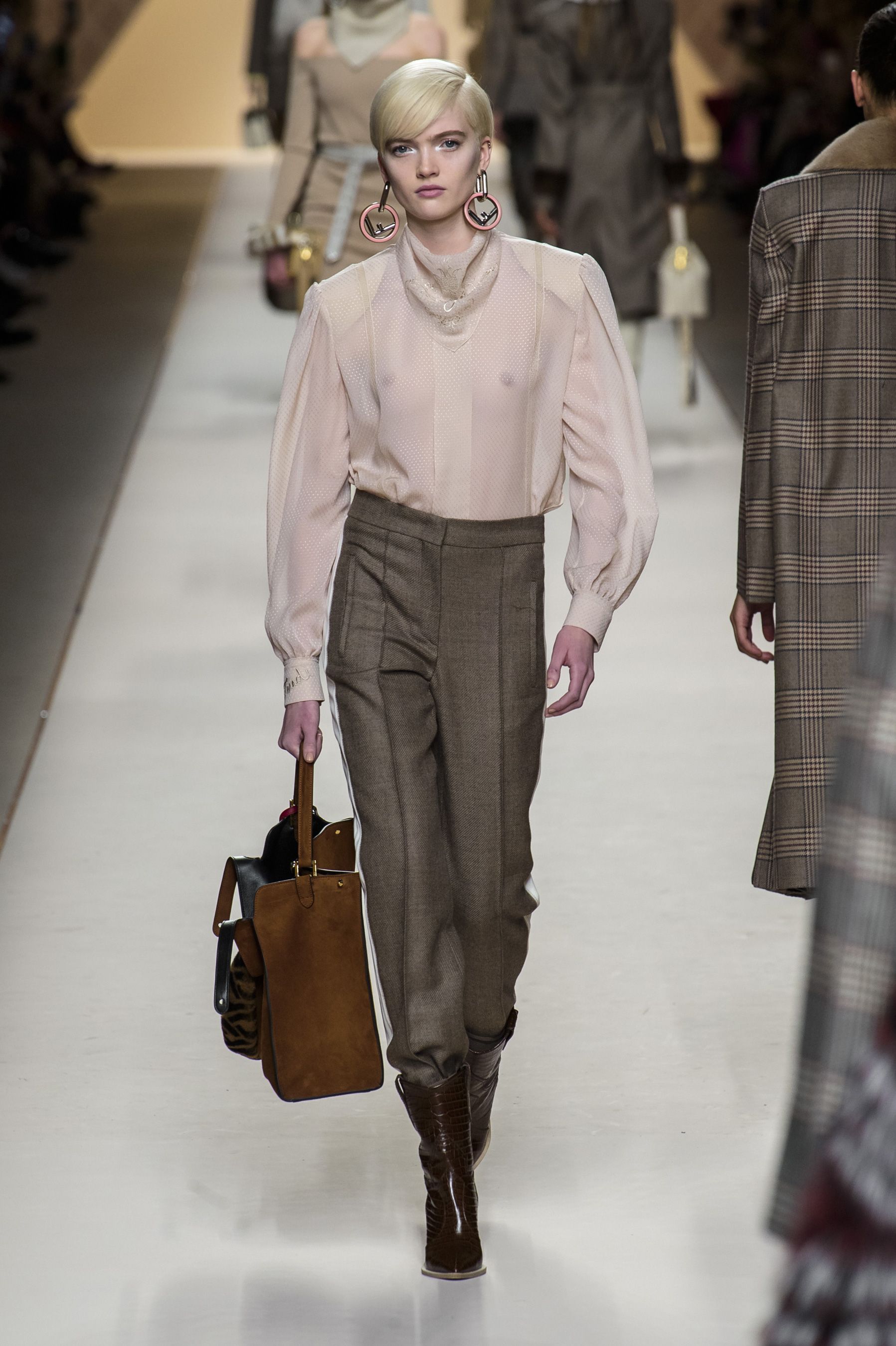 Looks From Fendi Fall 2018 MYFW Show – Fendi Runway at Milan