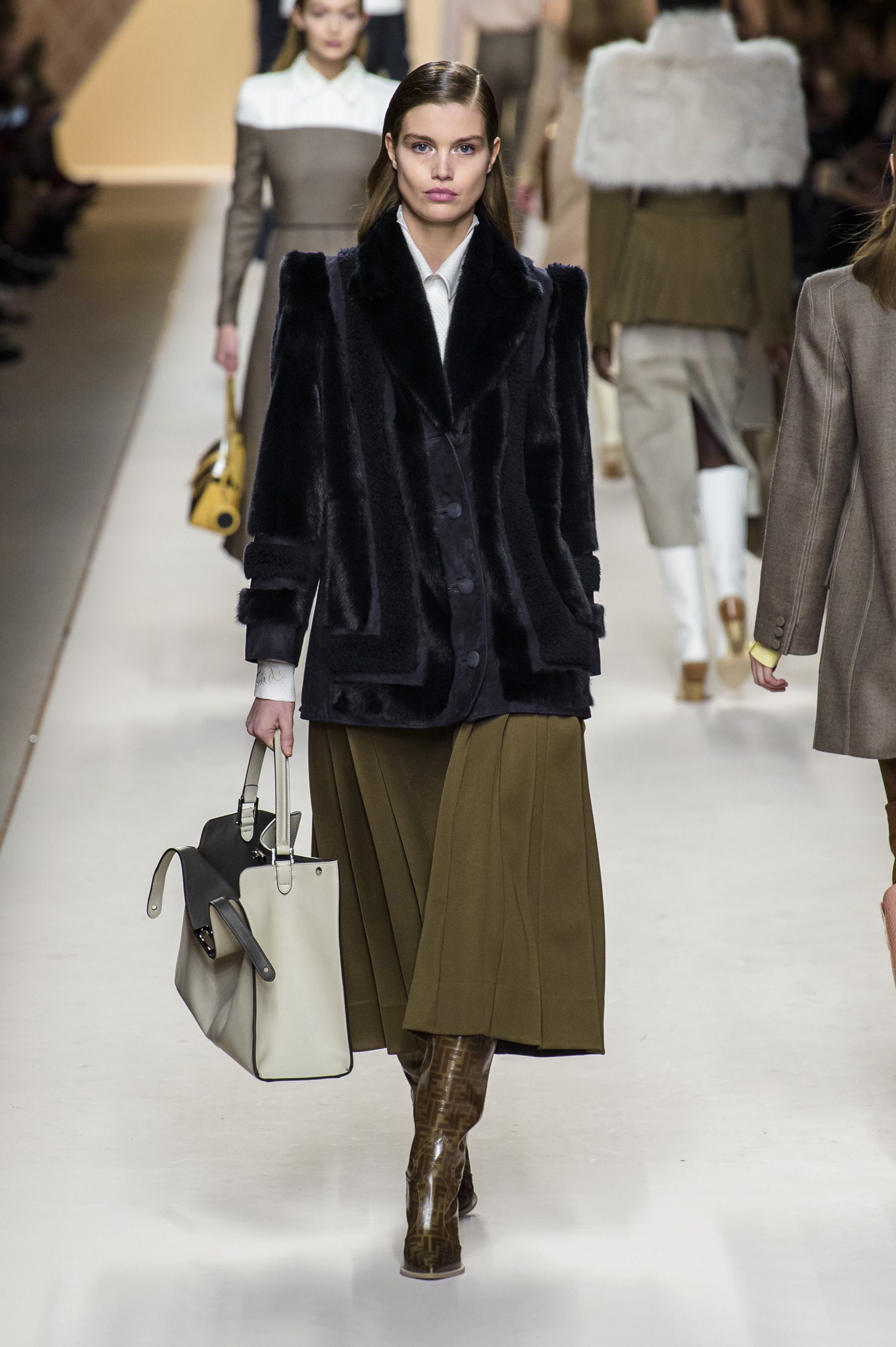 Looks From Fendi Fall 2018 MYFW Show – Fendi Runway at Milan