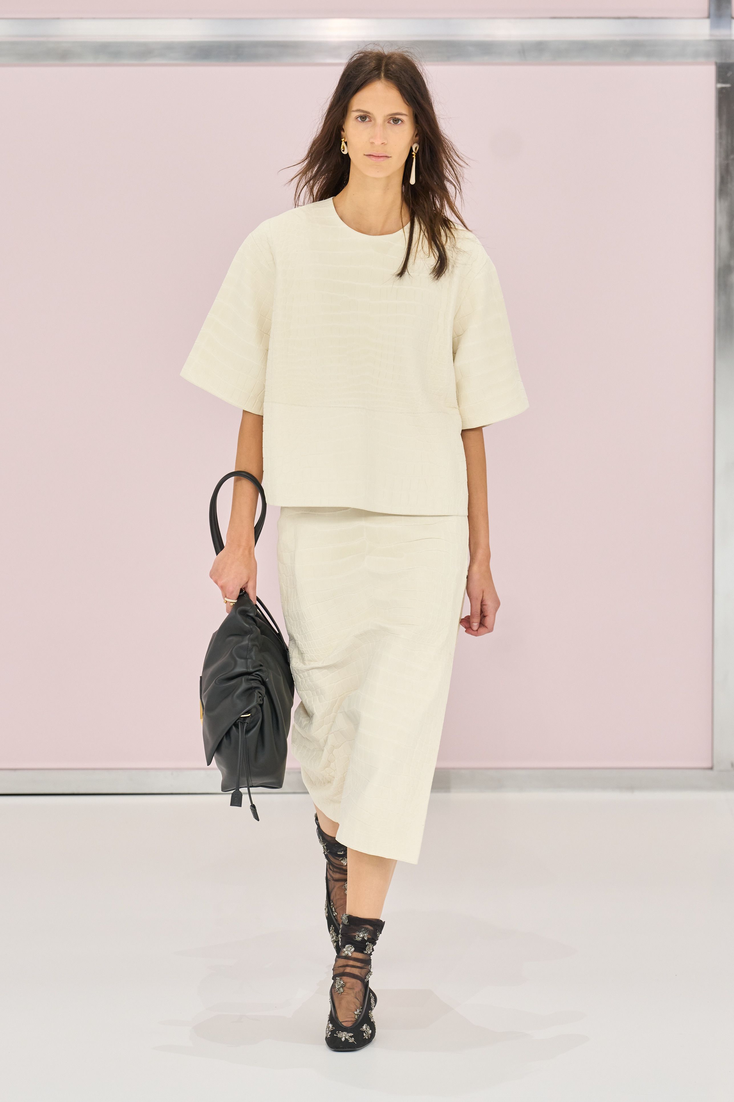 ハンドバッグ FENDI SS25 フェンディ25年夏のソフトバッグ「バイ ザ ウェイ」“FF”ロゴ入り