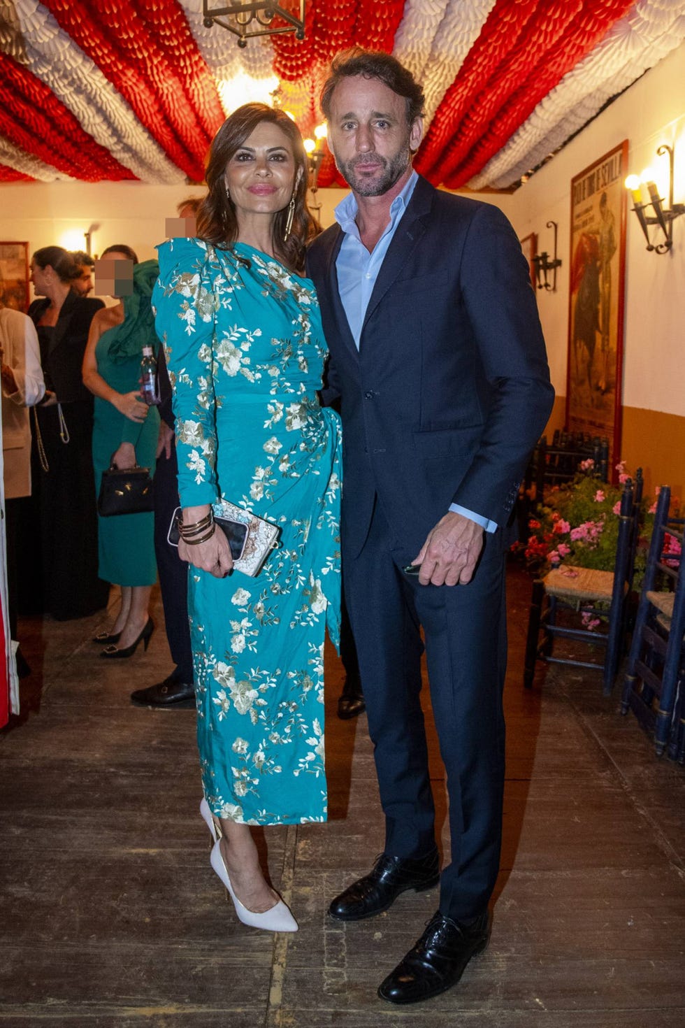 la pareja disfruta de la feria de abril