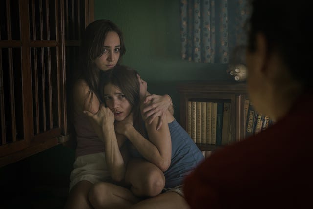 feria l to r ana tomeno as eva, carla campra as sofÍa, patricia lÓpez as sandra in episode 01 of feria cr sophie koehlernetflix © 2020