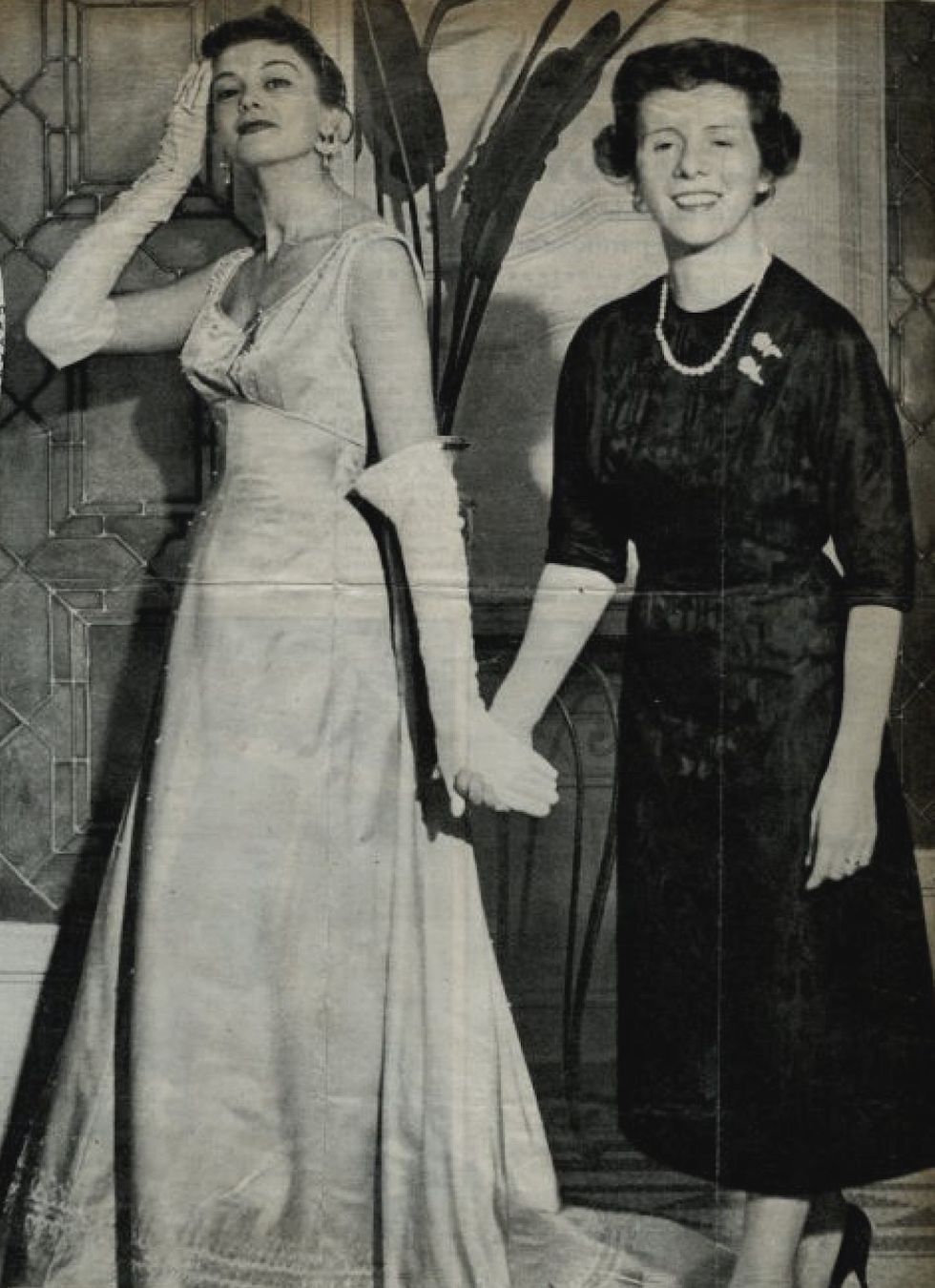 fernanda gattinoni ﻿﻿nel 1955, mentre veste la divisa della ﻿mademoiselle﻿, la figura professionale che consigliave le clienti e le aiutava a raffinare il loro gusto