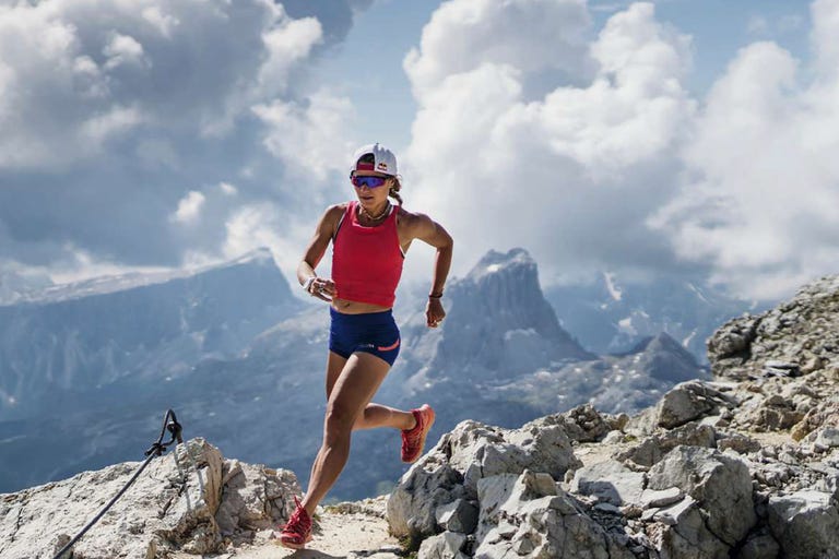 una corredora corriendo por la montaña
