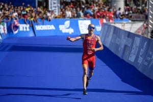 el triatleta fernando alarza durante el itu world triathlon grand final de lausanne