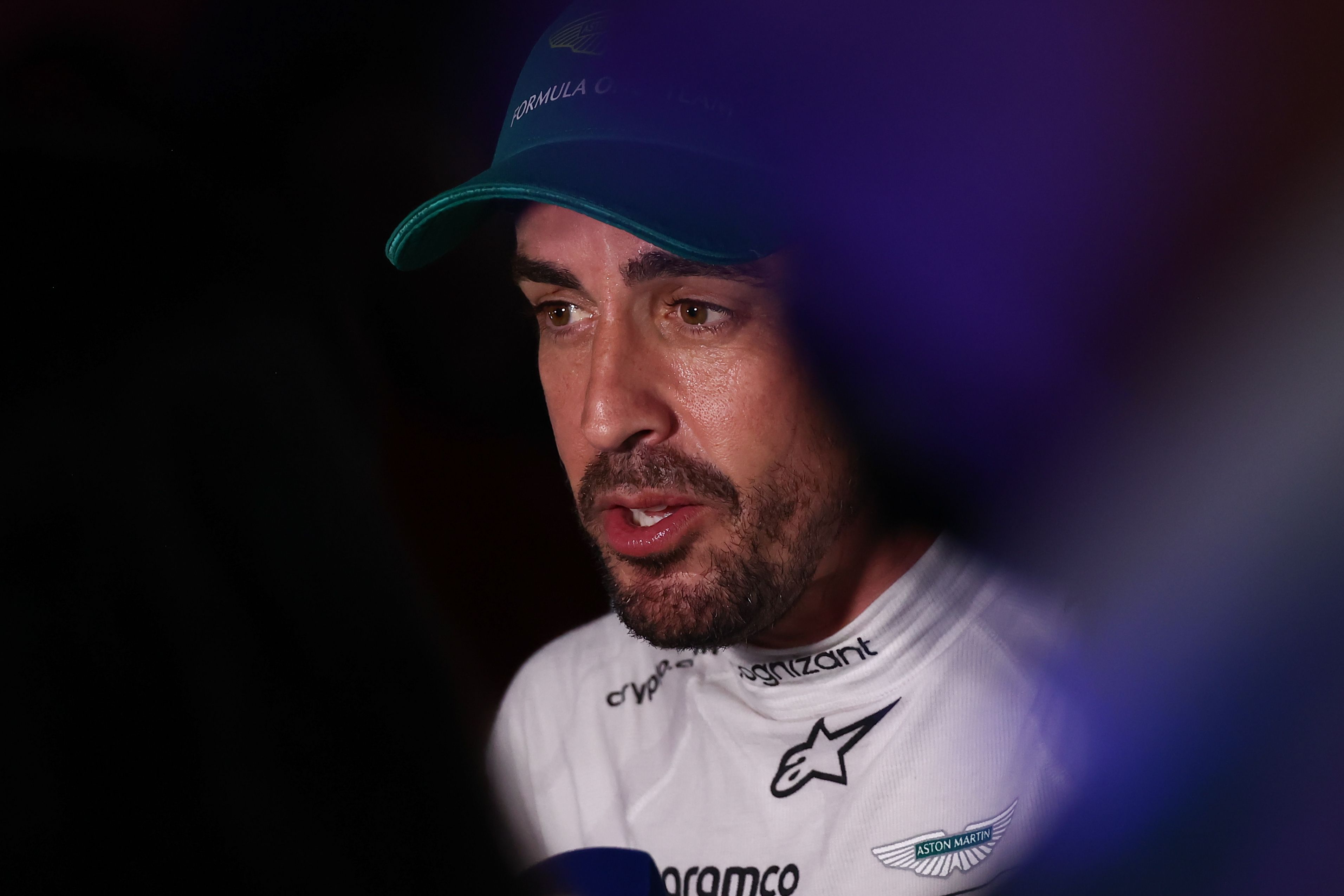 Aston Martin pone a la venta la camiseta y gorra de Alonso para F1 2024