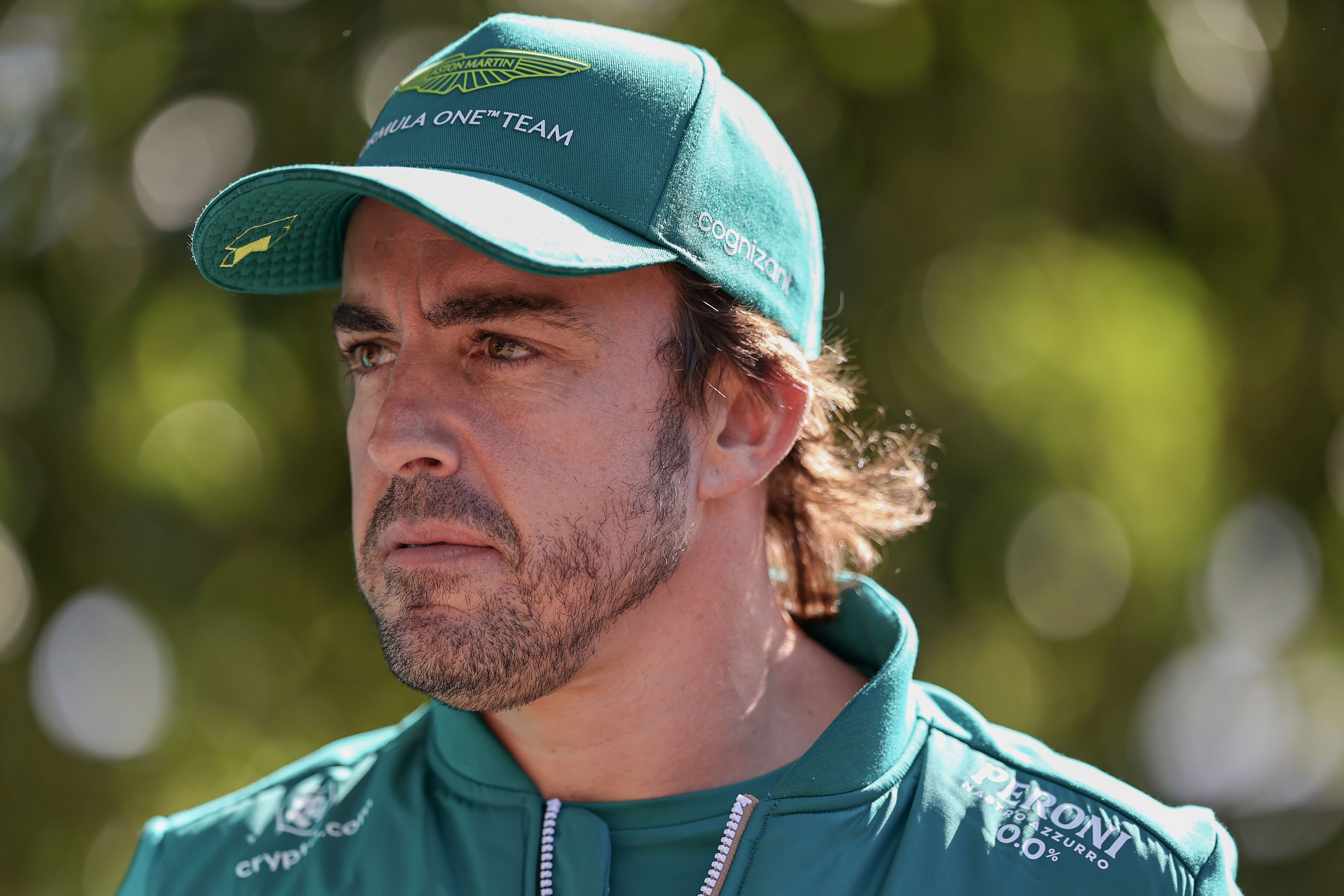 Aston Martin pone a la venta la camiseta y gorra de Alonso para F1 2024