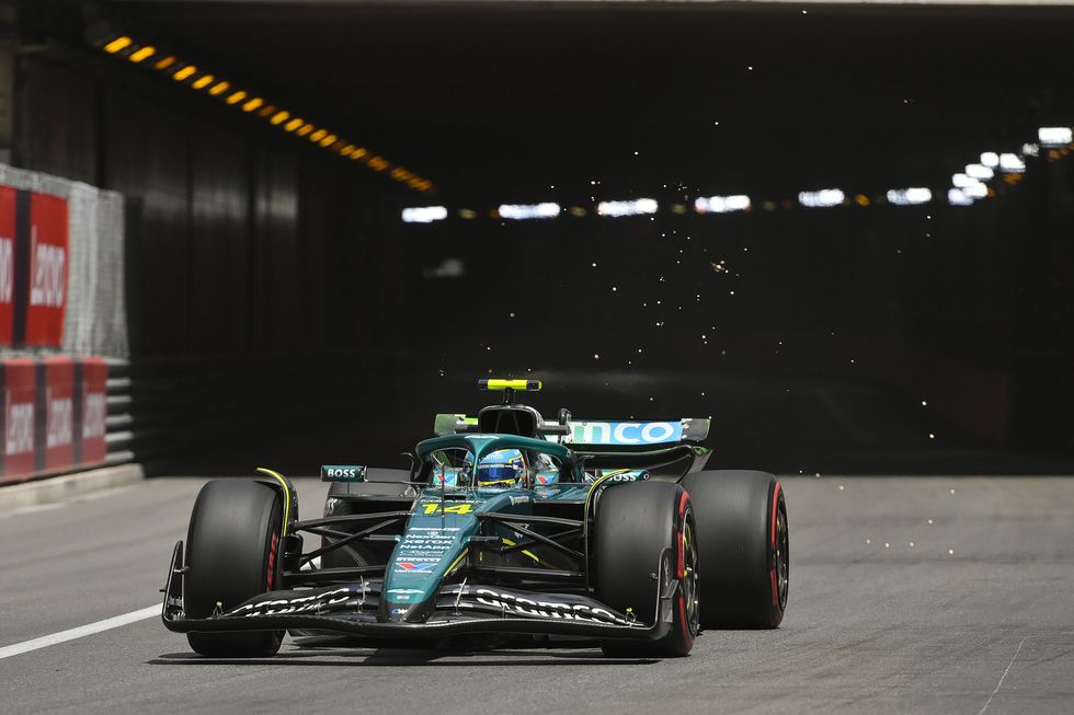 fernando alonso vuela durante la jornada del viernes del gp de mónaco de f1 en 2025 con el aston martin amr25