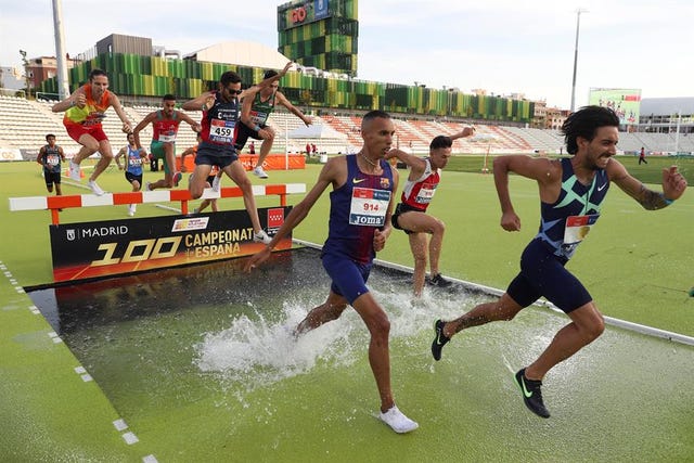 fernando carro corre los 3000 metros con obstáculos de los campeonatos de españa