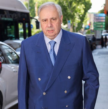 Fernando Martinez de Irujo fernando martinez de irujo con americana azul, camisa de rayas y corbata a juego