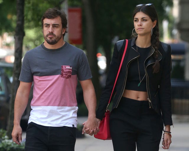 la pareja, con ropa sport, pasean cogidos de la mano