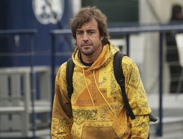 el piloto asturiano camina con una llamativa sudadera amarilla y mochila a la espalda