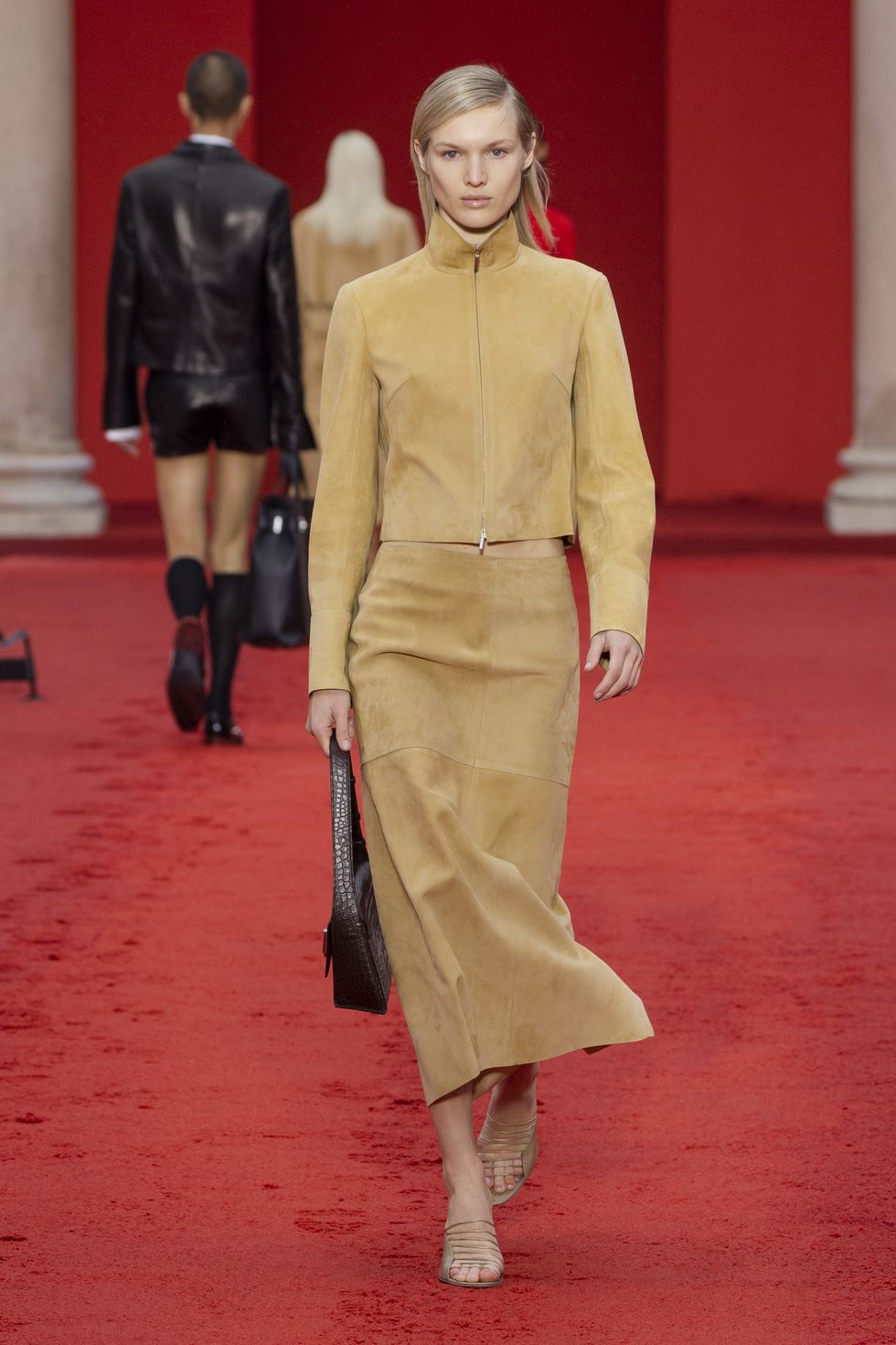 Trend moda donna 2022: gonne plissettate per la Primavera Estate