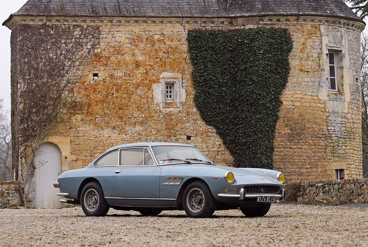 Descubriendo el tesoro olvidado: Un Ferrari 330 GT de 1965 resurge después de 25 años en un castillo francés