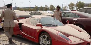 Ferrari Enzo abandonado en Dubai