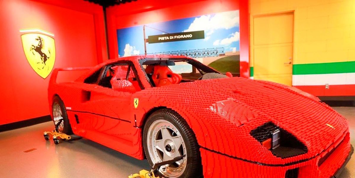 Este Ferrari F40 está hecho con 358.000 piezas de Lego