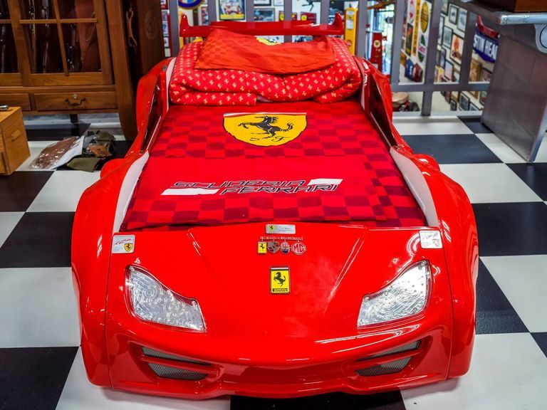 5.000 euros esta cama con forma Ferrari?