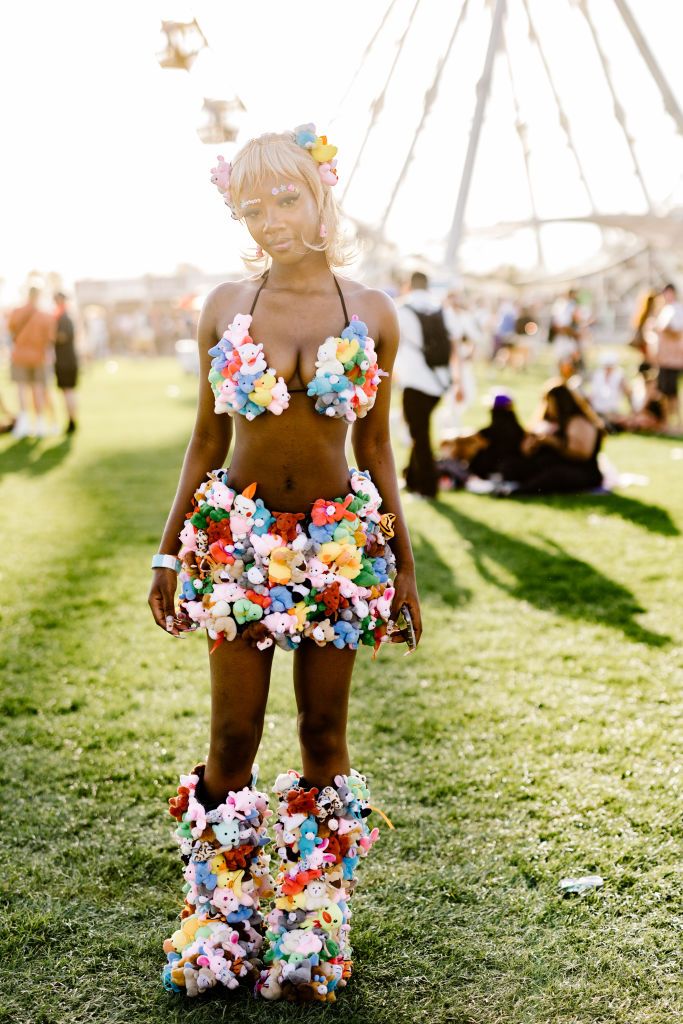 Coachella se llena de outfits con el monogram de Louis Vuitton sin serlo, y  Rosalía es un ejemplo