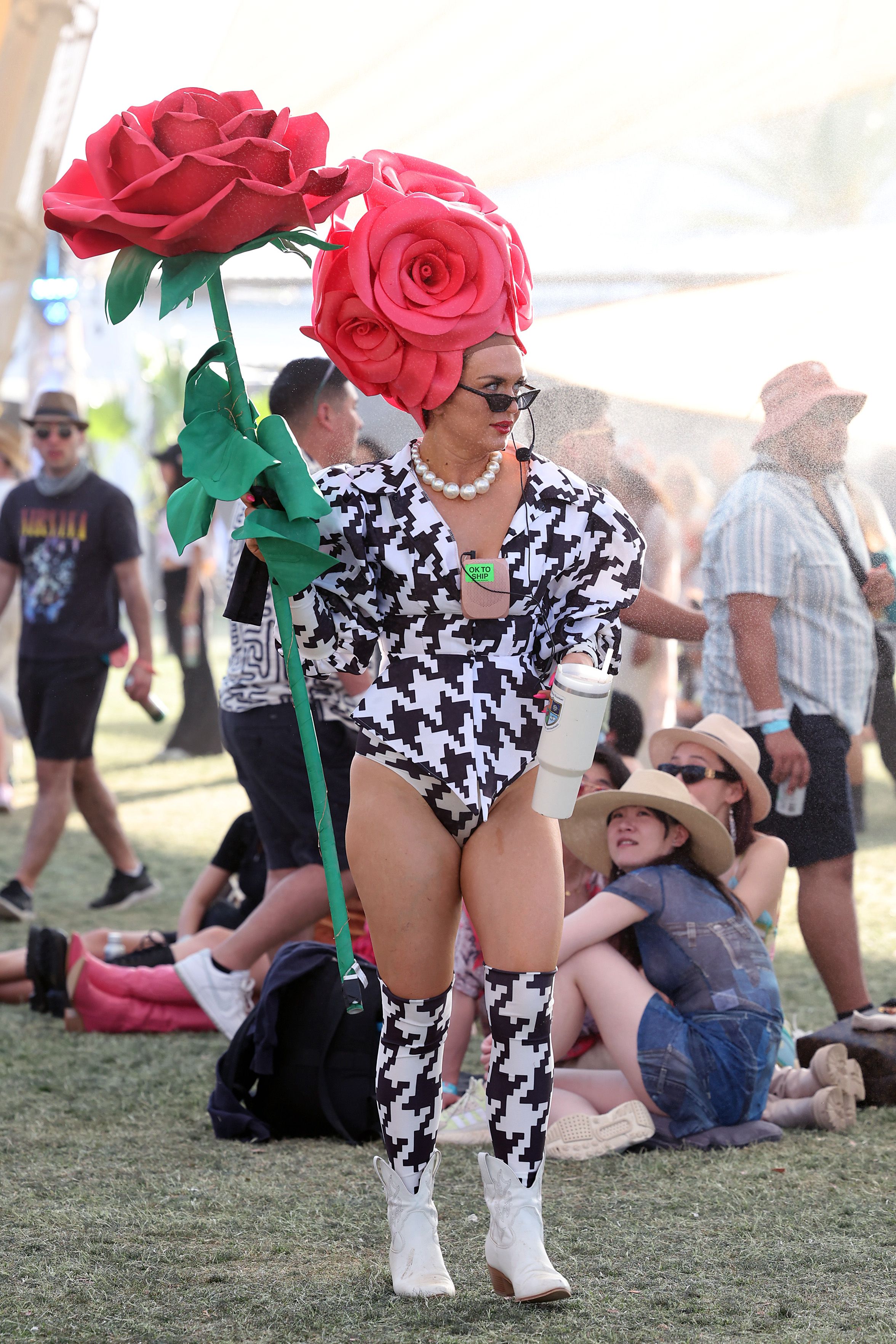 Coachella se llena de outfits con el monogram de Louis Vuitton sin serlo, y  Rosalía es un ejemplo