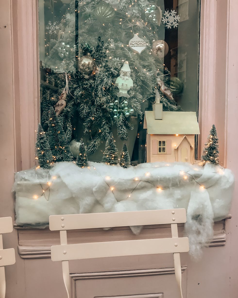 These 40 Christmas Window Decor Ideas Pack a Festive Punch