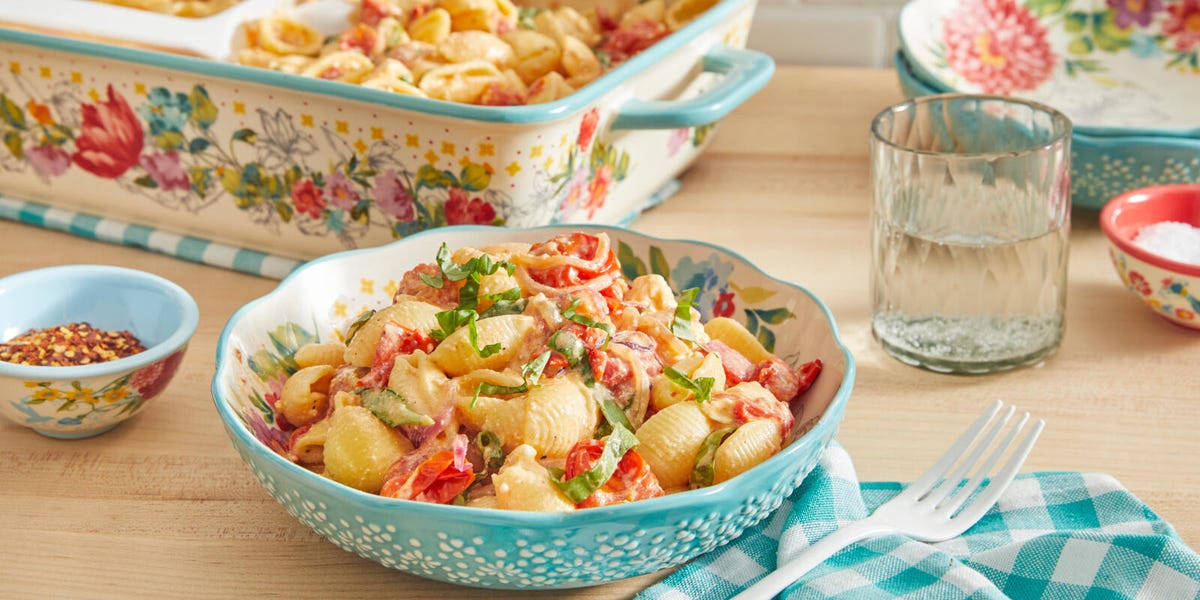 https://hips.hearstapps.com/hmg-prod/images/feta-pasta-recipe-2-646bb2510ea01.jpg?crop=0.6666666666666667xw:1xh;center,top&resize=1200:*