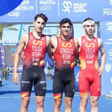 los tres españoles en el podio masculino júnior del triatlón de melilla