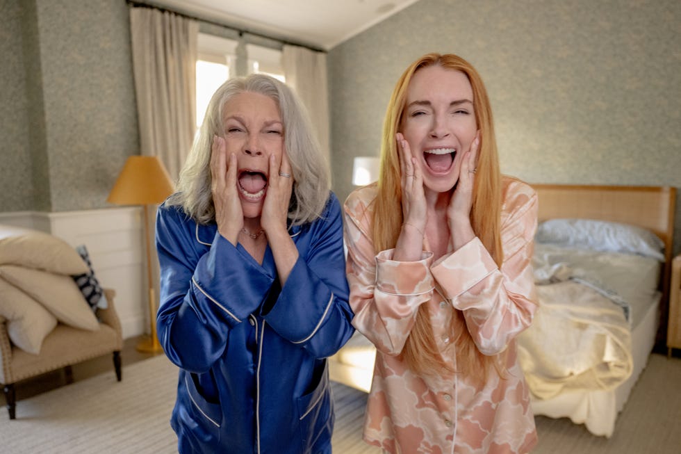 (od lewej) Jamie Lee Curtis jako Tess Coleman i Lindsay Lohan jako Anna Coleman w aktorskim filmie Disneya „Frekier Friday”. Zdjęcie: Glen Wilson. © 2024 Disney Enterprises, Inc. Wszelkie prawa zastrzeżone.