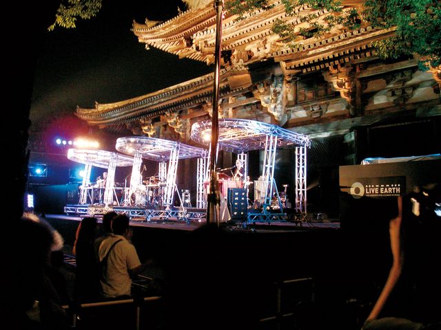 チャリティ・イベント「live earth」の京都での公演の様子。