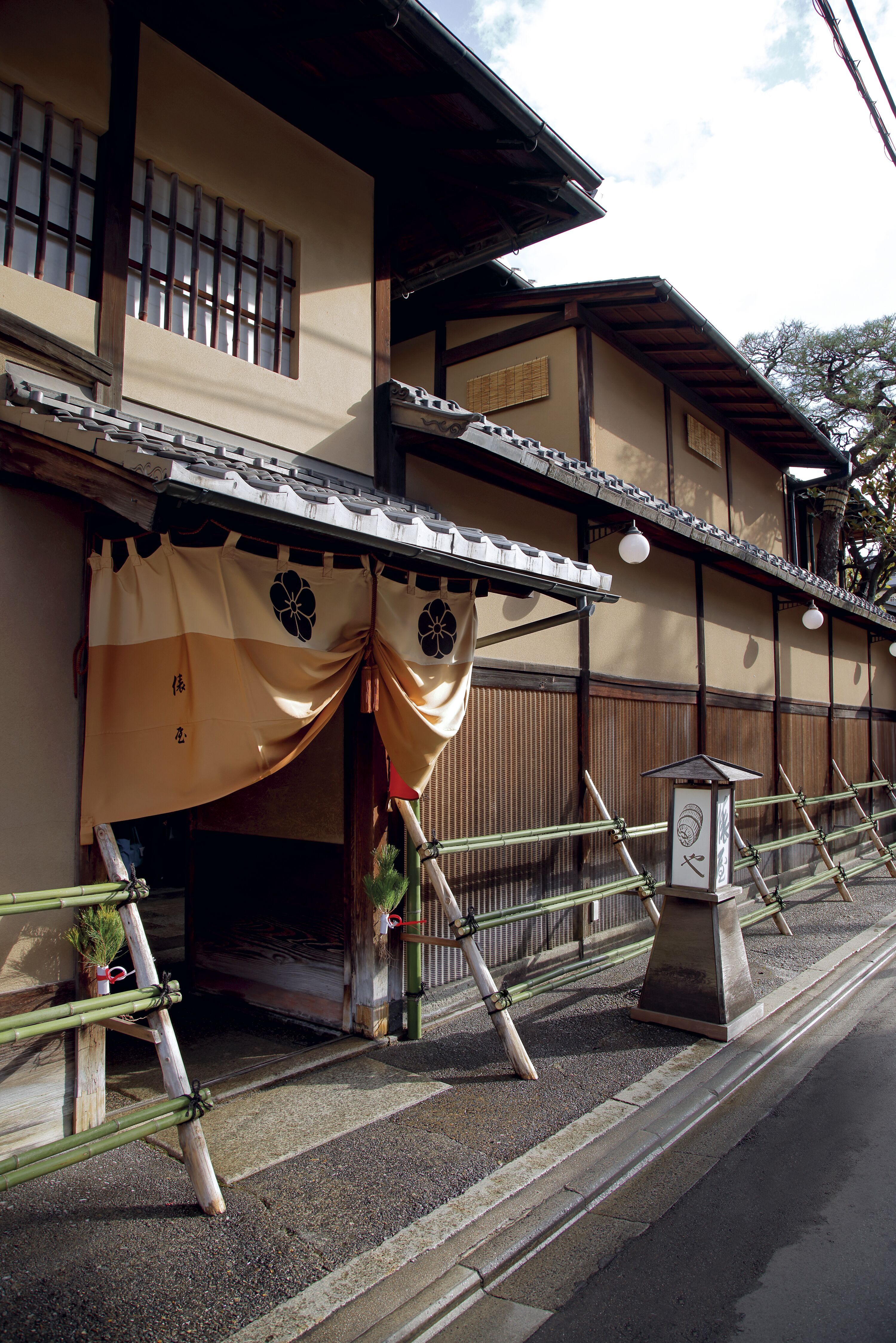 新春特別動画公開】京都「俵屋旅館」の正月迎え|寿ぎと祈りを 新春特別動画公開】京都「俵屋旅館」の正月迎え|寿ぎと祈りを