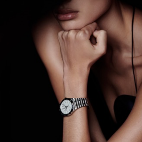 時尚迷快跟上！victoria beckham攜手百年靈推頂級同名限量錶款，完美演繹工藝與時尚的動人交匯。