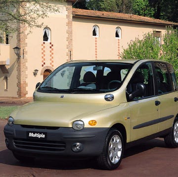 Fiat Multipla 1998 a car parked in front of a house