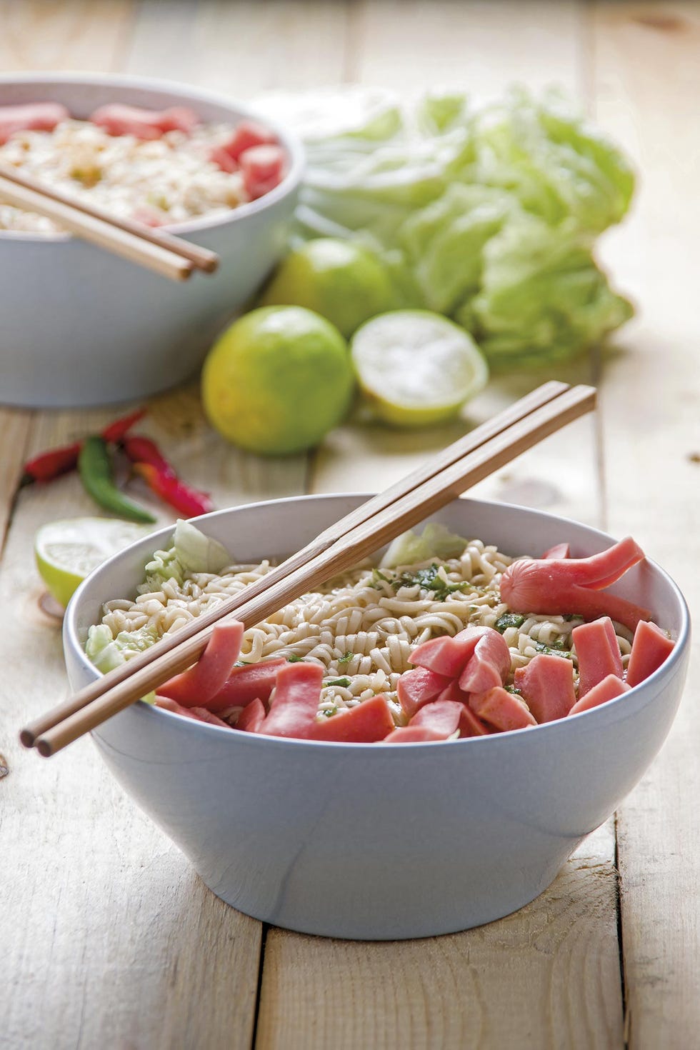 fideos al miso con salchichas y col