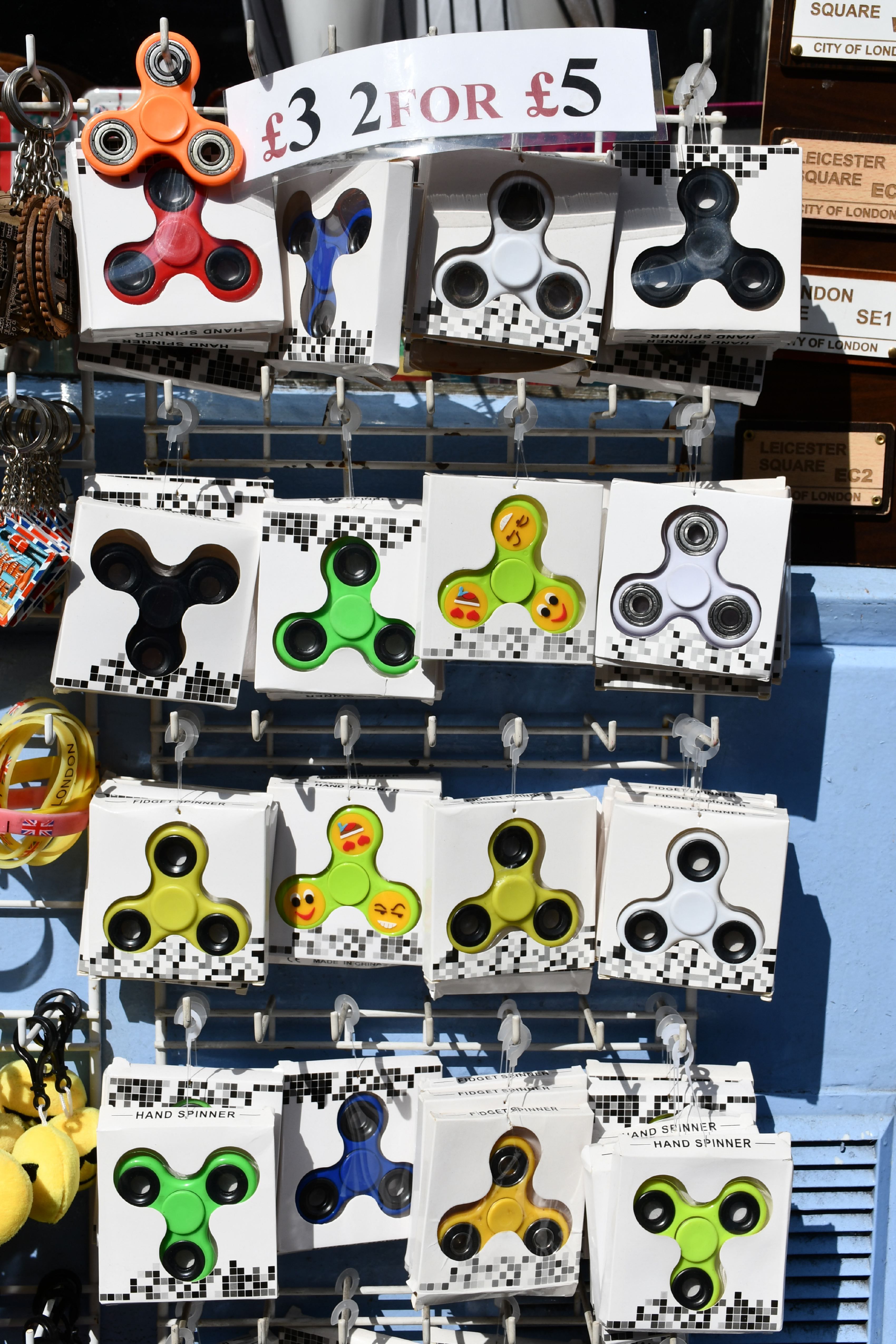 https://hips.hearstapps.com/hmg-prod/images/fidget-spinner-display-notting-hill-market-london-uk-news-photo-1577402071.jpg