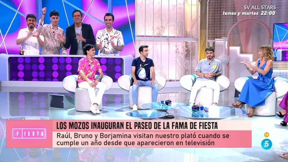 mozos de arousa en fiesta