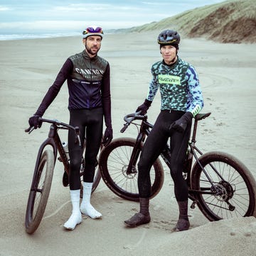 jasper ockeloen en ivar slik staan op het strand met hun fiets