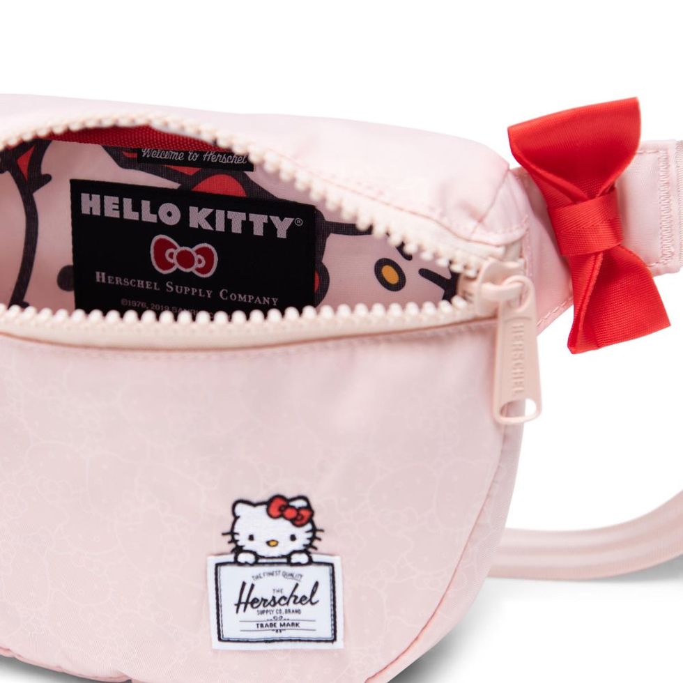 Herschel Supply 推出粉嫩系 Hello Kitty 包！背帶上的「蝴蝶結」也太少女了吧！