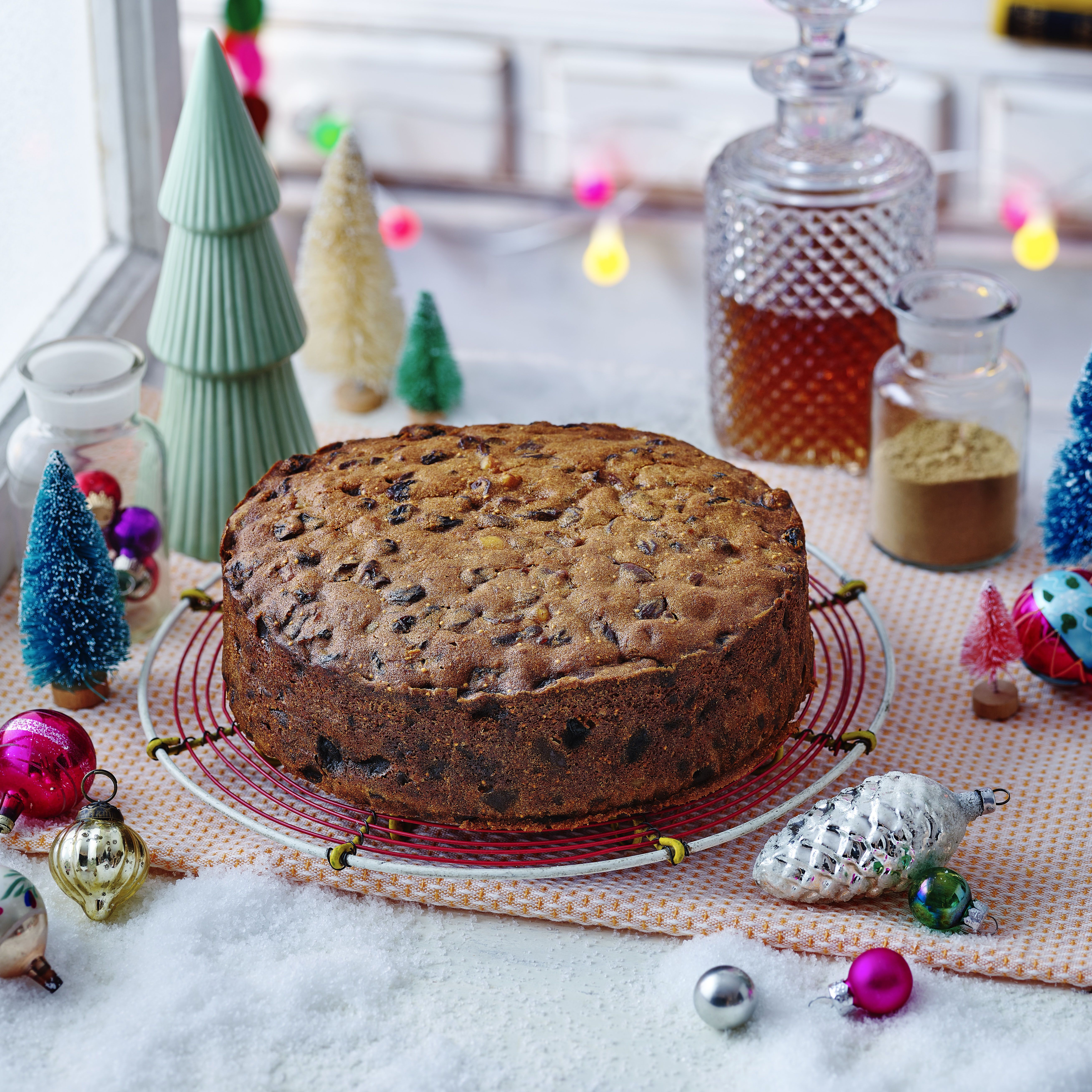 How to ice a Christmas cake the easy way - BBC Food
