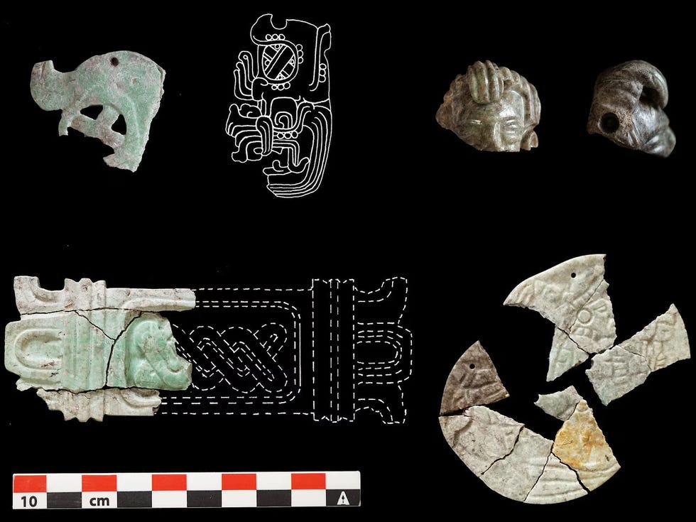 bij elkaar werden er meer dan vijftienhonderd fragmenten van kettingen plaquettes maskers mozaieken van jade en obsidiaan gevonden