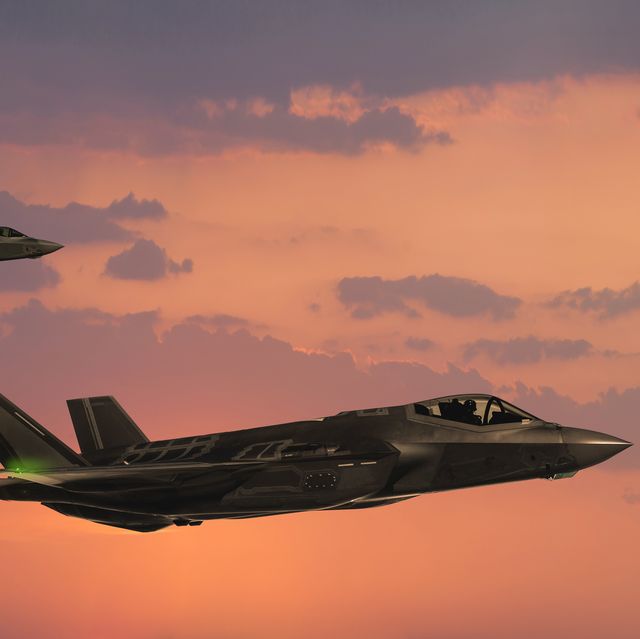 f 35 fıghter jets in flight at sunset