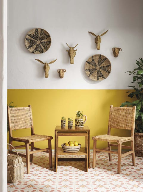muebles de fibra y figuras de esparto