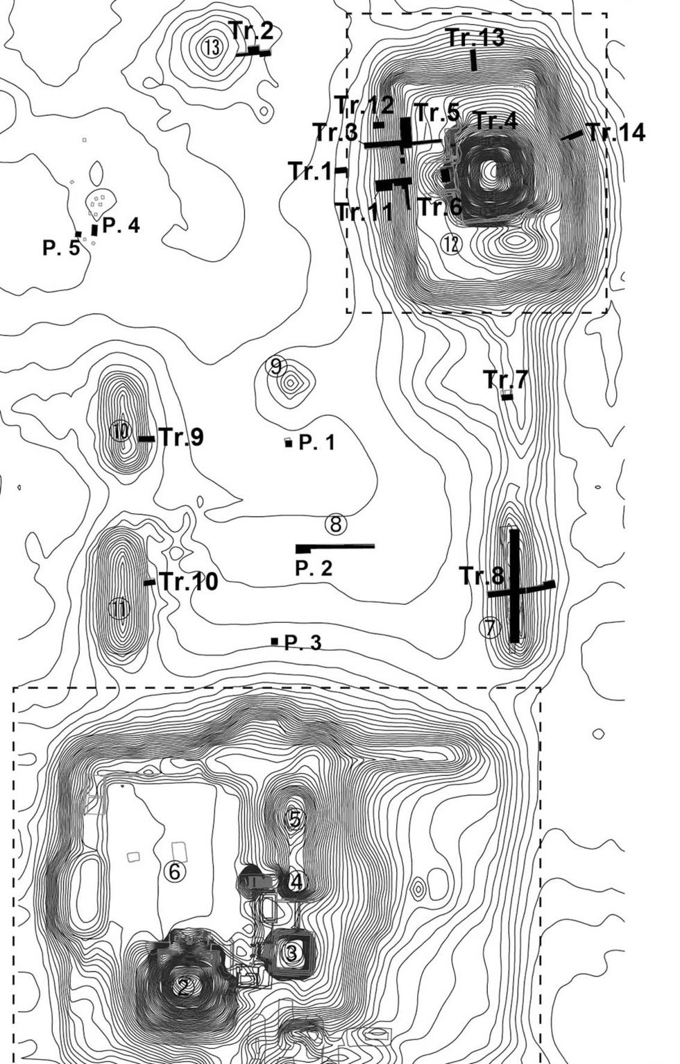 Op een topografische plattegrond van de locatie waar de opgravingen werden gedaan staan de gangen Tr voor trenches en putten P aangegeven die de archeologen groeven