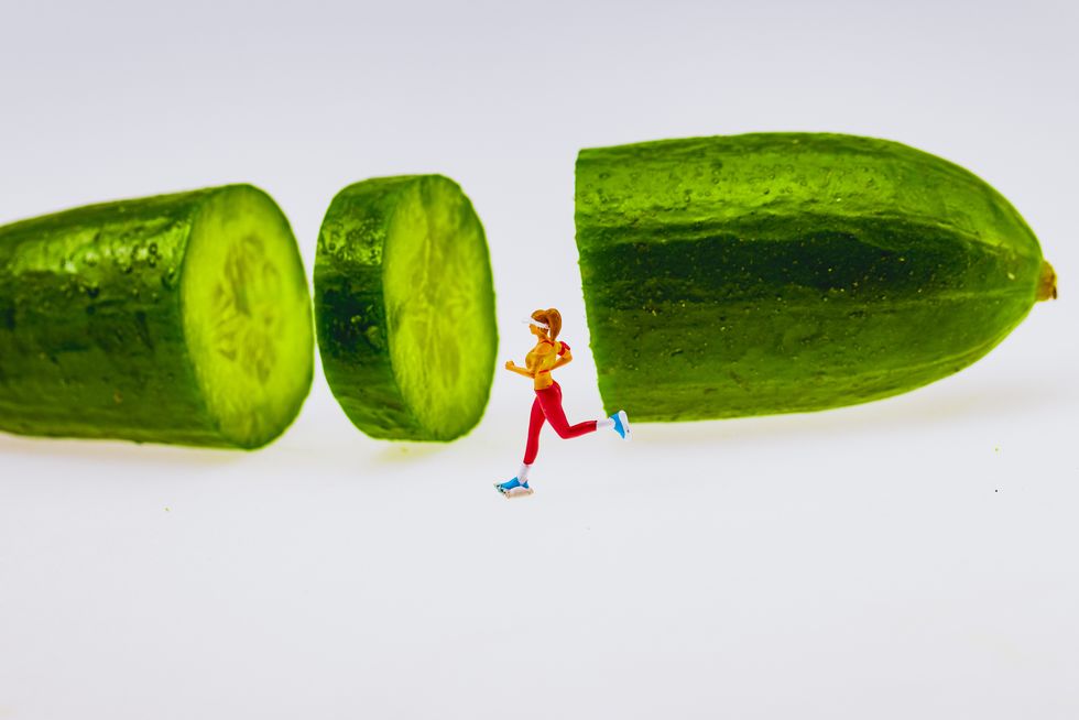 Figurine troting en el pepino, foto conceptual