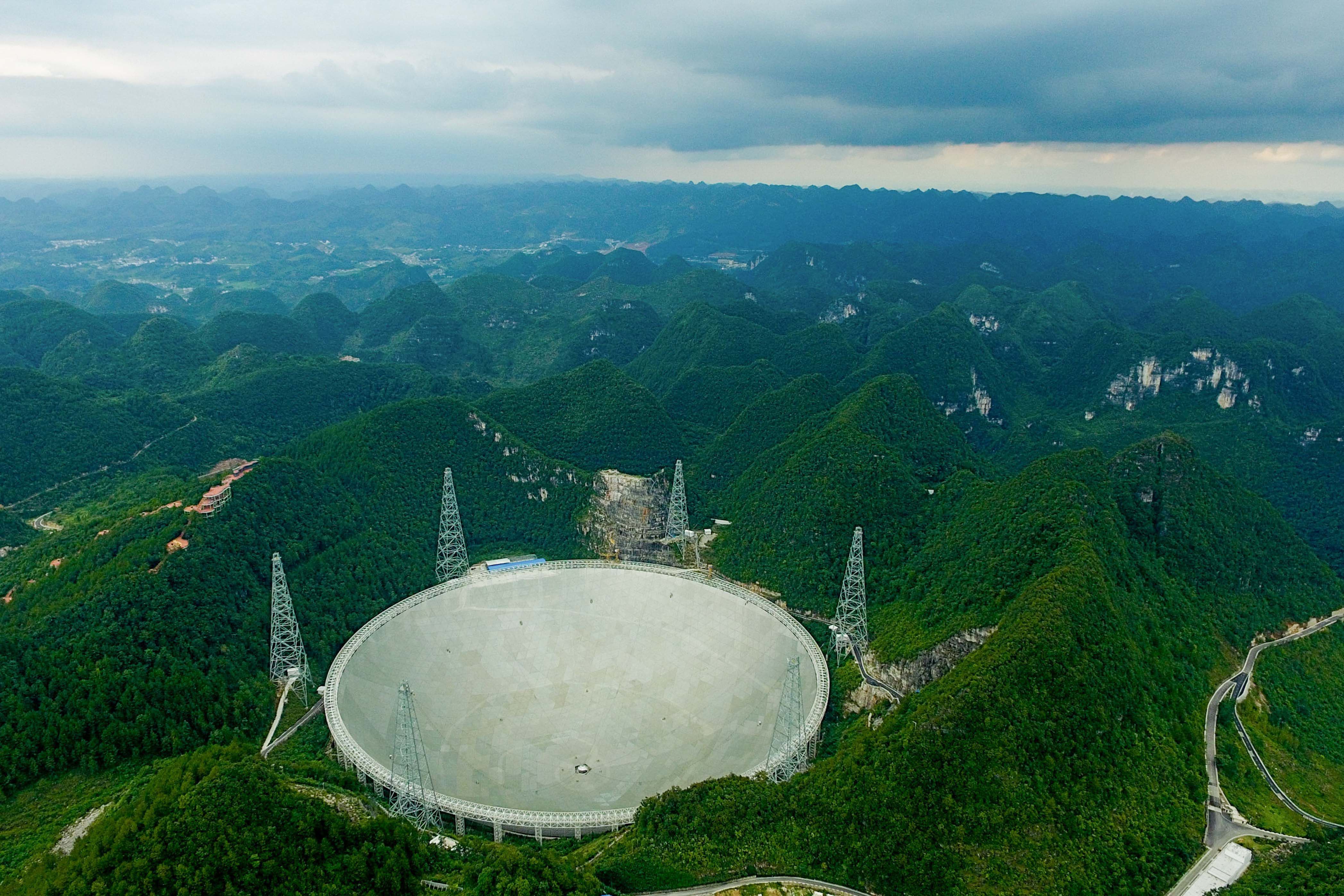 Самый большой телескоп в мире находится. Радиотелескоп фаст в Китае. Радиотелескоп в Китае fast. Китайская обсерватория Небесный глаз радиотелескоп. Телескоп fast Китай.