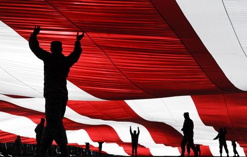 Tijdens een NCAAwedstrijd in Las Vegas Nevada houden piloten van de nabijgelegen Nellis Air Force Base een enorme Amerikaanse vlag op