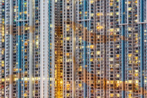 De huisvesting klimt hoog in Macau De autonome regio aan de zuidkust van China was tot 1999 een Portugese kolonie en is nu een vakantieoord Met ongeveer 55000 mensen per vierkante kilometer is het de meest dichtbevolkte regio ter wereld