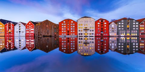 Your Shotfotograaf yvind Blomstereng zegt dat hij jaren wachtte om deze foto te kunnen maken in zijn geboortestad Trondheim Noorwegen Het was volle maan en laagtij legt hij uit Normaal gezien is er een afstand van de werven naar de rivier maar deze ochtend niet