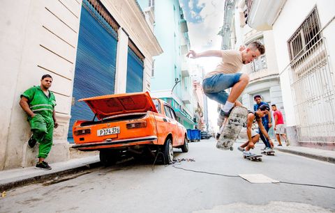 Your Shotfotograaf Vincent Roazzi Jr werkte in Havana Cuba toen hij de positieve kant van flexibiliteit leerde kennen Ik zou eigenlijk de monteur met het groene jumpsuit fotograferen bij zijn oranje auto toen een groep skaters verscheen zegt hij In plaats van zich eraan te irriteren knoopte Roazzi een gesprek met hen aan We hadden een gemproviseerde fotoshoot terwijl de monteur toekeek zijn gereedschap lag op straat