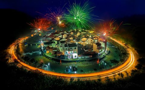 Een lange belichtingstijd vangt de feestelijke nieuwjaarsviering in Jujing een klein rond dorp in China De eerste dag van het Chinese nieuwjaar wordt vastgesteld aan de hand van de maankalender Vijftien dagen lang wordt feest gevierd met als afsluiting het lantaarnfeest