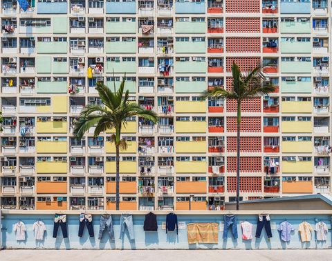 Was droogt aan een muurtje naast het Choi Hunggebouw een appartementencomplex in Hong Kong De naam betekent Regenboogstad in Kantonees en er wonen meer dan 40000 mensen De kleurrijke appartementen zijn gebouwd in de jaren zestig en beslaan elf stadsblokken