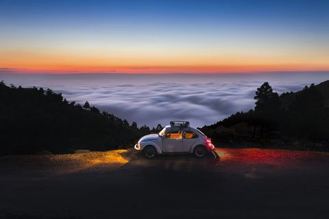 Een oude Volkswagen Kever staat vlakbij een klip in het stadje Belen Turkije Belen bevindt zich op ongeveer 600 meter hoogte op slechts een paar kilometer van de Middellandse Zee